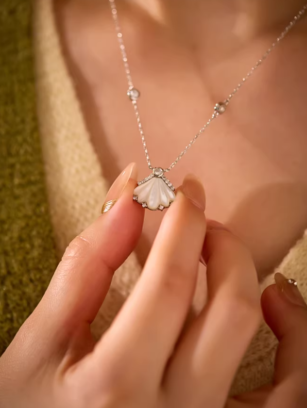 Seashell Glow Pendant Necklace
